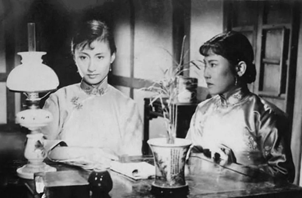 黄宗英(左)在电影《家》中的剧照