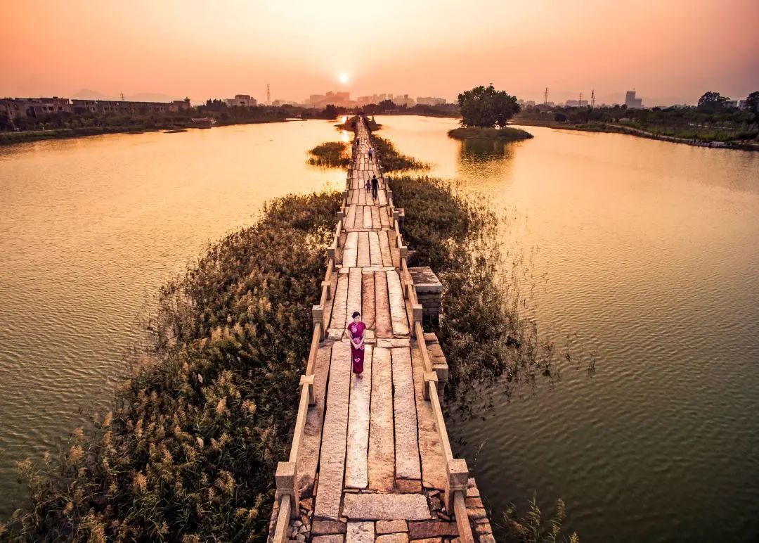 安平桥,始建于南宋绍兴八年(1138年),横贯闽南沿