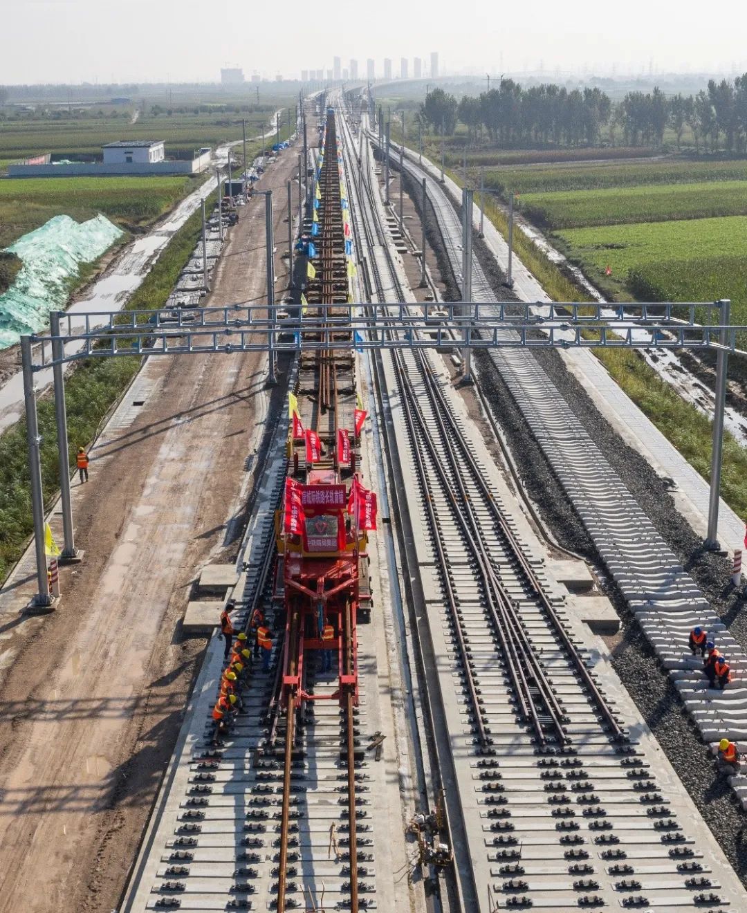 京唐城际铁路正式开始铺轨